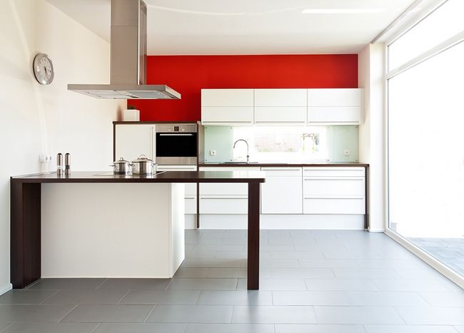 Biało-czerwone kolory ścian w kuchni