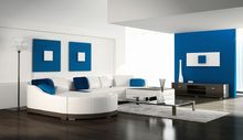 Aranżacja salonu w kolorze białym i niebieskim