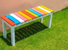 Kolorowa ławka w ogrodzie