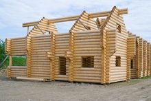 Budowa drewnianego domu z bali