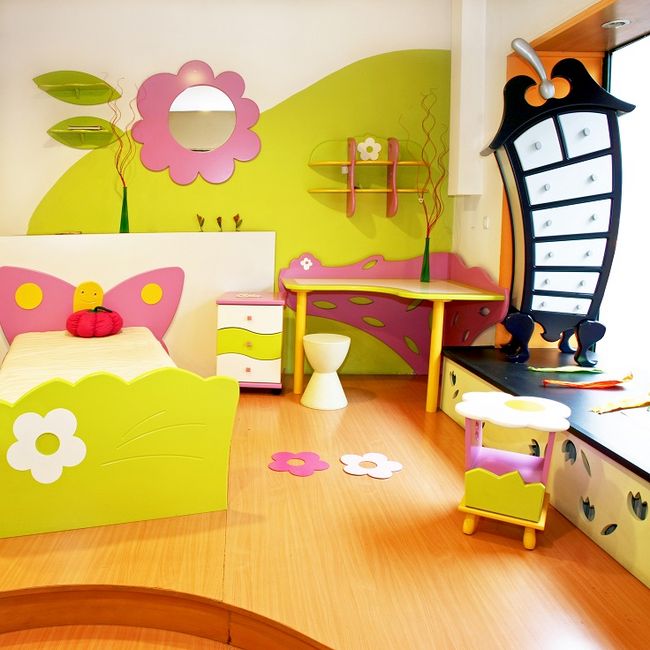 Kolorowy pokój należący do dziewczynki w wieku przedszkolnym