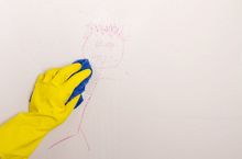 Usuwanie rysunku namalowanego przez dziecko ze ściany