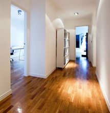 Drewniana podłoga na korytarzu