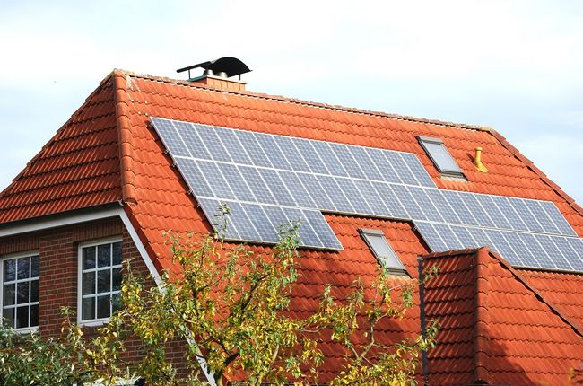 Baterie słoneczne na dachu