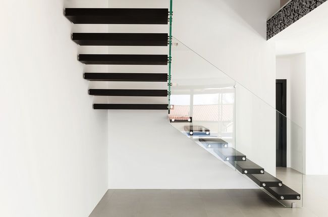 Schody wspornikowe ze szklaną balustradą