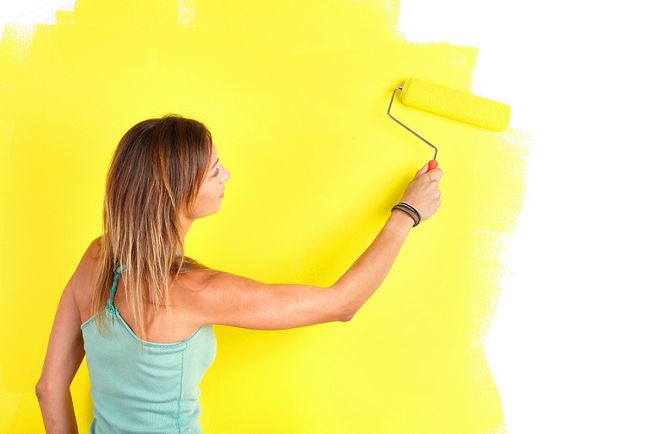 Malowanie ściany na żółto
