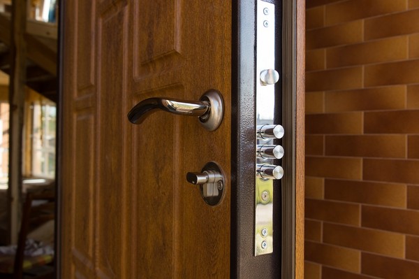 Dowiedz się, jakie wymiary drzwi wejściowych kupić do domu