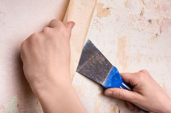 Dowiedz się, w jaki sposób sprawnie usunąć starą tapetę ze ściany