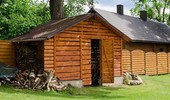 Budowa drewutni ogrodowej - najważniejsze zagadnienia