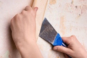 Dowiedz się, w jaki sposób sprawnie usunąć starą tapetę ze ściany