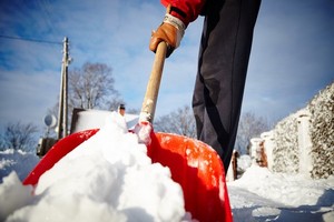 Łopaty, zgarniacze i szufle do śniegu - odśnieżanie posesji